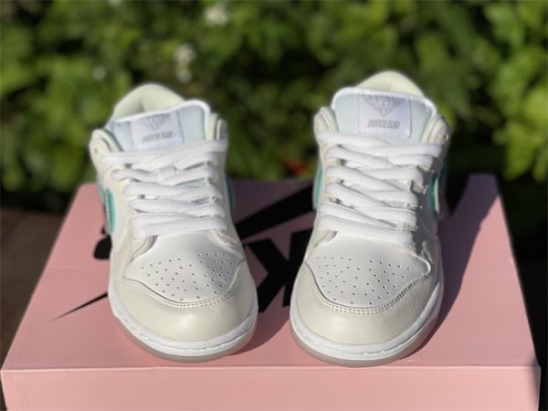 front look SB Dunk Low x Diamond Supply Co Diamond White